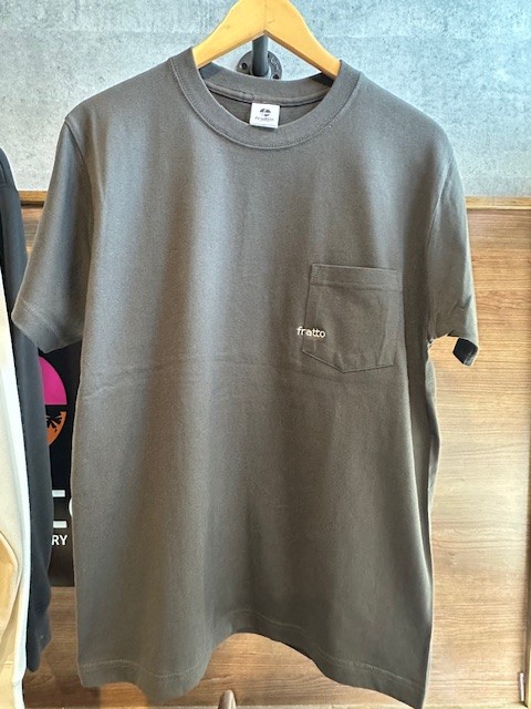frattoオリジナル　　ポケットロゴTシャツ　ダークグレーｘホワイト