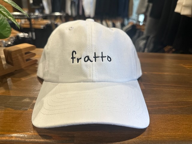 frattoオリジナル　　シンプル刺繍キャップ　　ホワイト